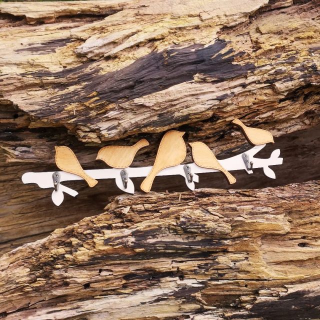 🌿 Odkryjcie nowy sposób na organizację z naszą najnowszą propozycją - wieszak na klucze "Ptaki na gałęzi" 🕊️ Nie tylko praktyczny, ale także stylowy dodatek do wnętrza! 🏡 Niech klucze znajdą swoje miejsce ☺️ Wieszak jest dostępny w różnych kolorach z naszej palety lakierów✨
#organizacjadomu #stylowedodatki #wieszaknaklucze #nowości #ptakinagałęzi 🌟