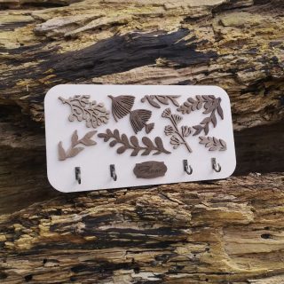 Cześć! 🌿 Przedstawiamy nasz kolejny wieszak na klucze 🗝️ w wiosenno-minimalistycznym stylu, wykonany ze sklejki i metalowych haczyków. Idealnie nadaje się do przechowywania kluczy i dodaje wyjątkowości każdemu wnętrzu!🏡
✅ Możliwość wyboru koloru według własnego gustu ✅
❕Sprawdź nasze inne oferty na stronie WoodFamily.pl❕