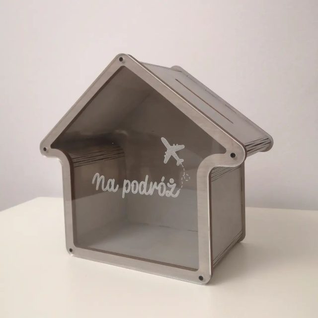 Dzisiaj mamy przyjemność zaprezentować nasz przepiękny produkt - skarbonkę "Na podróż" ze sklejki i pleksiglasu! 💼🌍
Kiedy skarbonka się zapełni, wystarczy obrócić wkręty z przodu, aby wyjąć jej zawartość i zacząć oszczędzać ponownie! ✈️🌍
Dodatkowo, istnieje możliwość wykonania graweru z dowolnym napisem! ✨
#skarbonkanapodróż #oszczędzanie #podróże #kreatywność