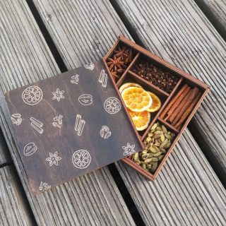 Najlepsze lekarstwo na jesienną chandrę – zestaw przypraw do grzańca w naszej unikalnej pudełeczce ❤️
Zestaw zawiera przyprawy do przygotowania przynajmniej 10 butelek wina 🍷
#grzanewino #grzaniec #rzemiosło #jesieniara #jesień #nowości #woodfamily